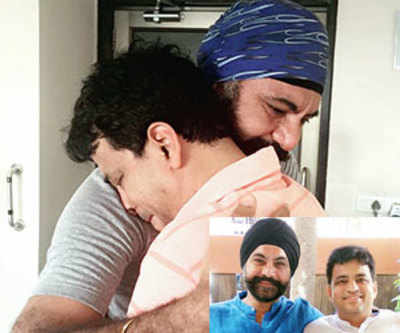 Ahmedabad: Fitness trainer Karamjeet Singh Bhatia, gives CPR to save business man's life