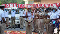 Bengaluru: Traffic cop tests negative after days of treatment for Covid-19, gets rousing welcome 