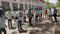Jaipur: Lab technicians at SMS Hospital continue protest 