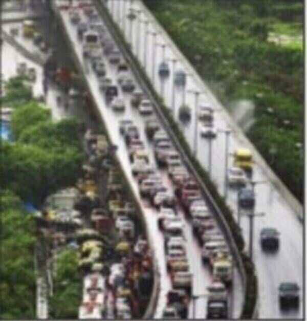 Quick-response vans on Freeway to tow accident vehicles