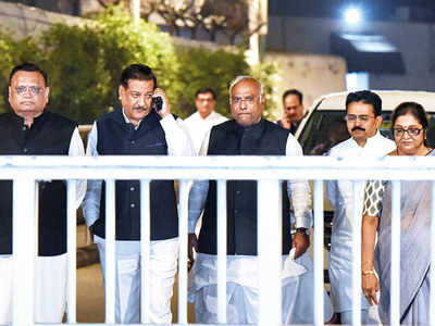 Congress MLAs return to city from Jaipur, but keep up the pressure