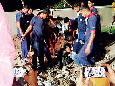 7 die in septic tank in Vadodara hotel