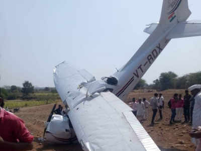 Four-seater aircraft crashes on a field near Indapur, pilot fractures right hand
