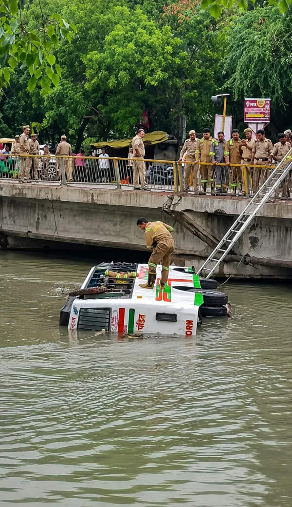 Bus carrying 20 workers plunges into canal in Kanpur
