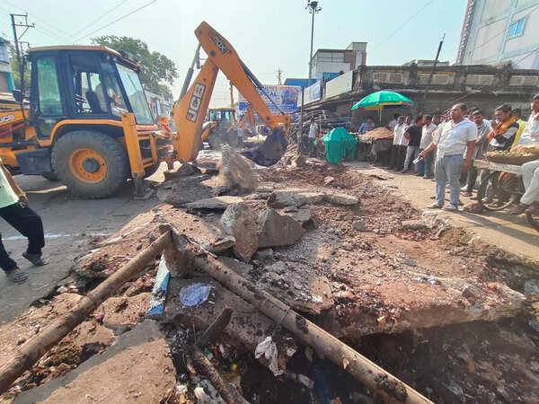 Encroachments outside municipal office razed, major drive eases traffic in Khargone