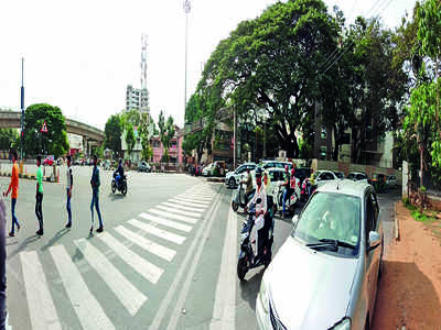 Lack of pedestrian signal and speed breakers have made it difficult to cross at the five-road junction outside Lalbagh’s West Gate