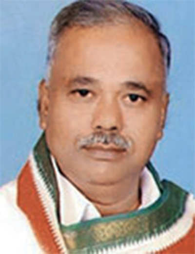 Cong leader thrashes man in public