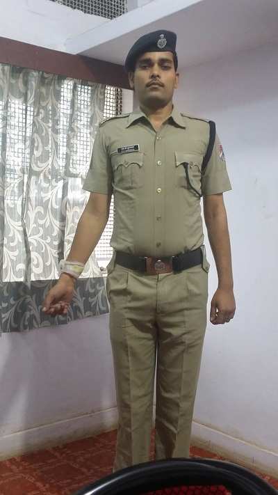 Rly cop catches phone thief, gets injured