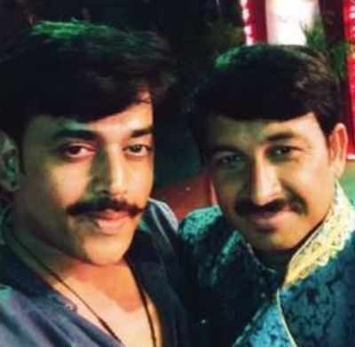 After filming his part of the Farhan Akhtar-starrer Lucknow Central, Manoj Tiwari heads to co-star Ravi Kishan's home for dinner