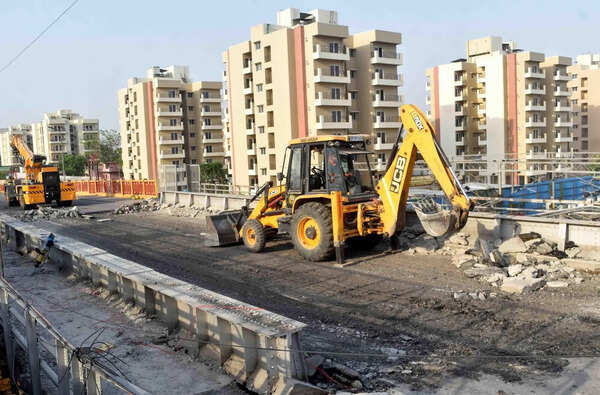 Extra force deployed as old ROB closure puts traffic load on Lukerganj bridge