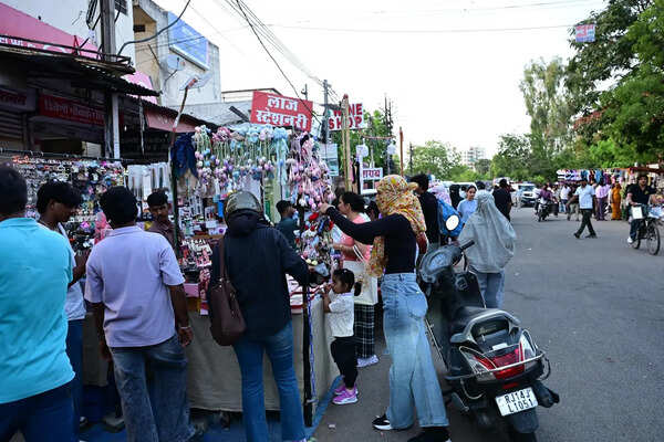 Monday haat chokes Nehru Garden Road stretch, blocking access to govt quarters