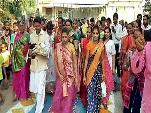 Surat hospital Ward boy welcomes newborn daughter with grand homecoming