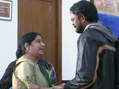 Tearful Hamid meets Sushma, mom says ‘Meri Madam Mahan’