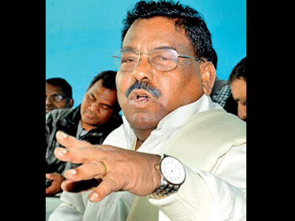 BJP slams JMM MLA over kissing fest