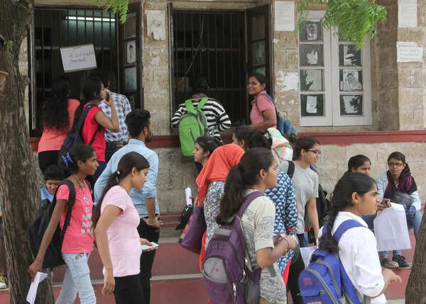 Students flag safety gaps in buses, RU campus