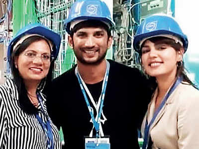 Sushant Singh Rajput and Rhea Chakraborty pose with a fan