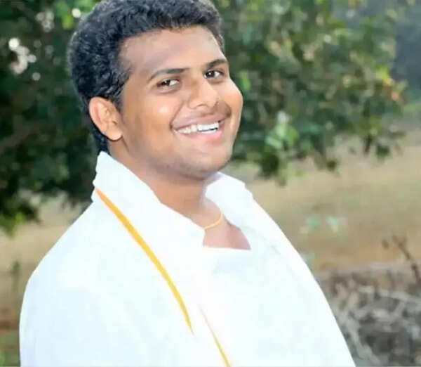 NRI student dies in Eluru road crash