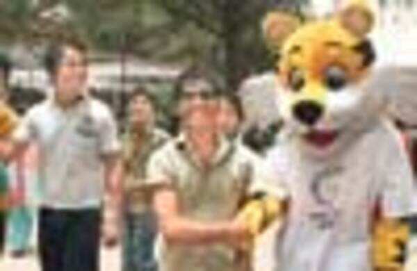 Shera welcomes DU students