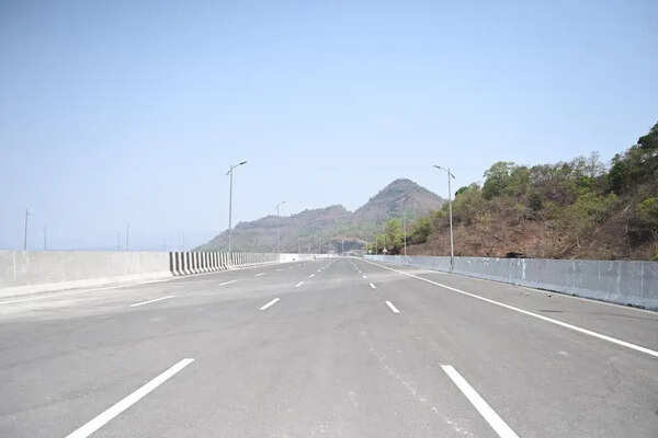 Close shave for PMPML CMD on expressway