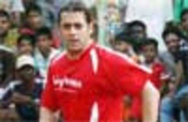 Sallu coaxes Manjrekar out of no-acting vow