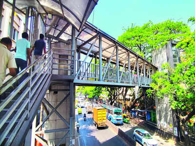 Pedestrians choose risky roads over faulty skywalks