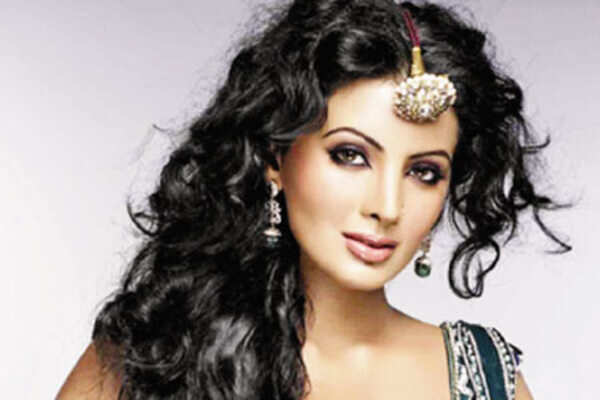 Geeta Basra turns item girl