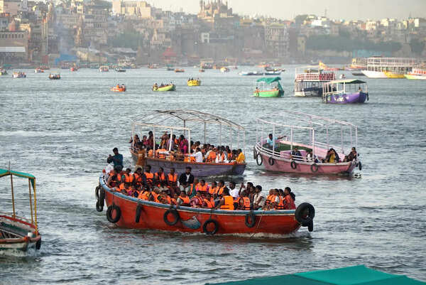 Boatmen violating safety norms face action; FIRs lodged, six boats seized