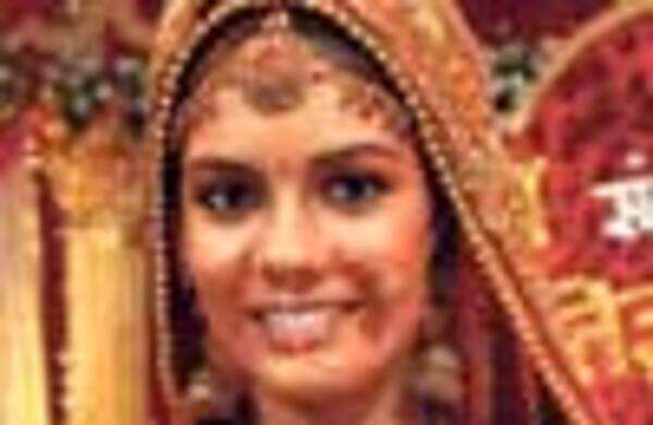 Lights, camera, Pooja Gor faints!