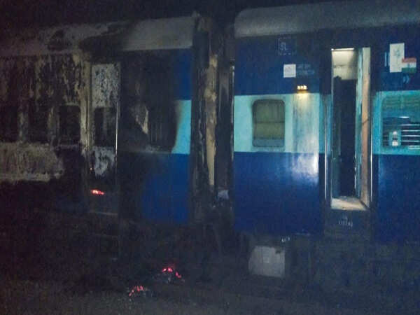Andhra Pradesh: Fire breaks out in Yesvantpur-Tatanagar Express