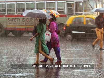 Weather forecast: Mumbai receives light rains on Saturday, roads jammed; heavy downpour predicted