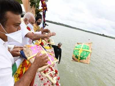 BSY offers ‘bagina’ at Kabini dam