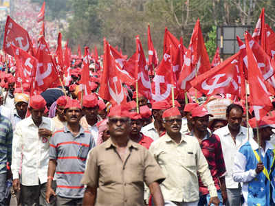 Thousands of angry farmers on their way to Mumbai, ask the city to join in their fight for rights