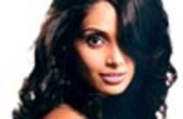 Bipasha denies sexual banter with Amar Singh