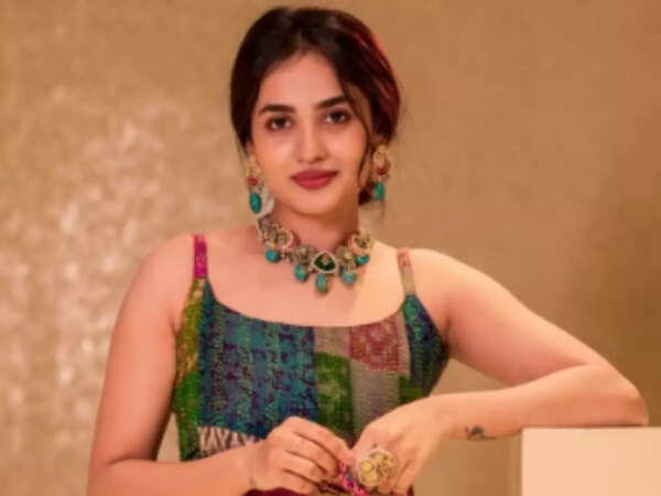 Teju Ashwini plays a girl working in a medical shop