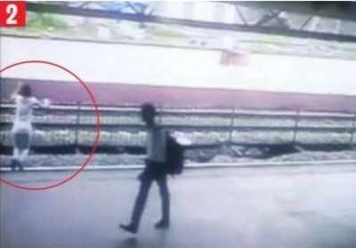 Woman ducks death after jumping before an oncoming train
