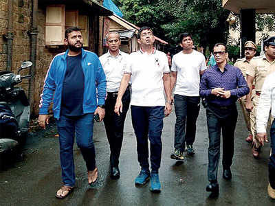 'Overcrowded general wards, filthy toilets': BMC chief Praveen Pardeshi pays surprise visit to KEM