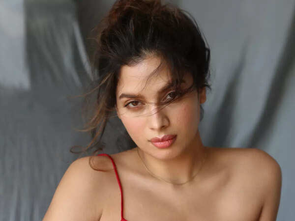 Tanya Hope plays a vlogger in Vasanth Ravi's 'Weapon'