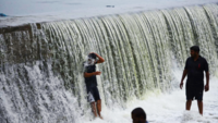 Pune rains: Pashan lake overflows, children were seen making the most of it 