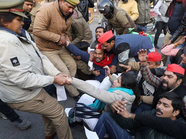 Lucknow: SP youth wing protests against arrest of students during CAA clash