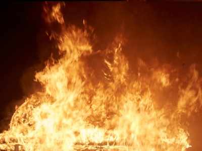 Thane: Engine of a truck carrying LPG cylinders catches fire