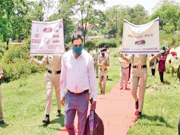 Covid-19: Cured Himachal Pradesh cop gets grand welcome
