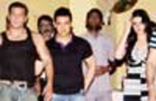 Aamir sings, KJo cries!