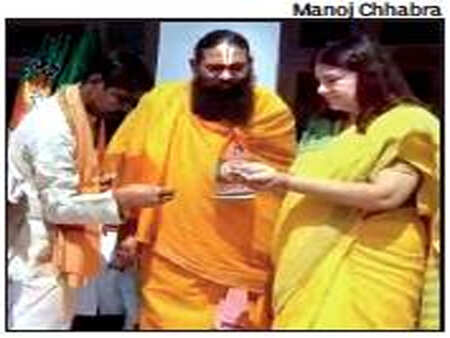 Election Commission gag order ends, Maneka Gandhi files papers