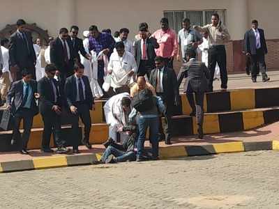 Photographer falls at Bhubaneshwar airport, Rahul Gandhi rushes to help him
