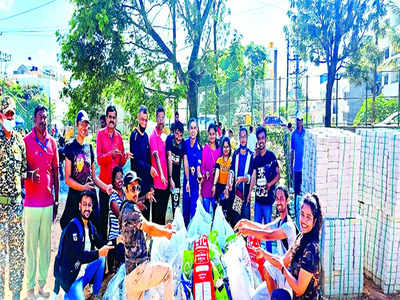 Volunteers remove plastic from Sarakki Lake