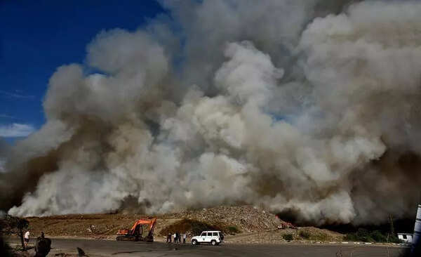 2 sq km of Khajod dumpsite ablaze, smoke blankets SDB