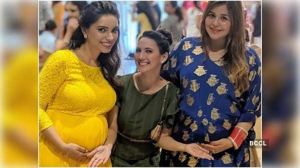 Kapil Sharma's wife Ginni Chatrath flaunts her baby bump; see her pregnancy glow