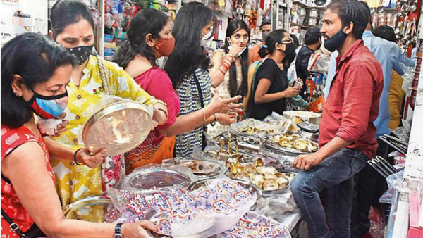 Delhi: Streets full on dhanteras, but sales don’t match numbers