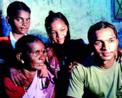 Lost aged 6, Thane cop reunited with parents 22 yrs later