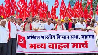 Kisan Sabha halts Mumbai march after govt accepts demands